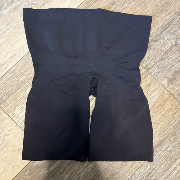 SKIMS Other - Skims Kim Kardashian Women’s Everyday Sculpt Mid Thigh Short M New without Tags